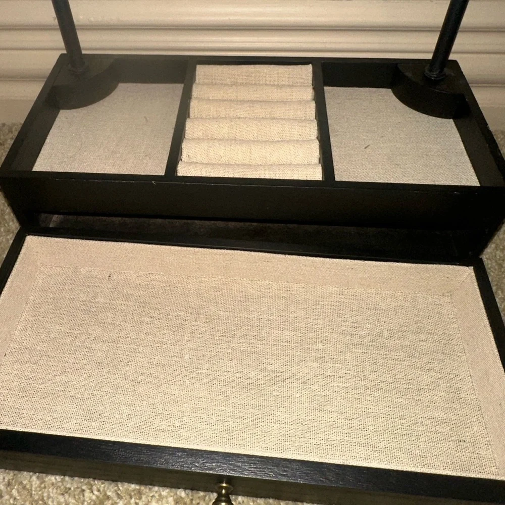 Black and Burlap Jewelry Organizer